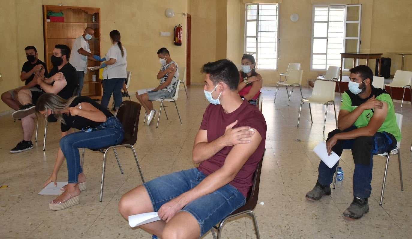 Uno de los grupos de 29 a 20 años que se ha vacunado esta mañana en las instalaciones del centro social Los naranjos 