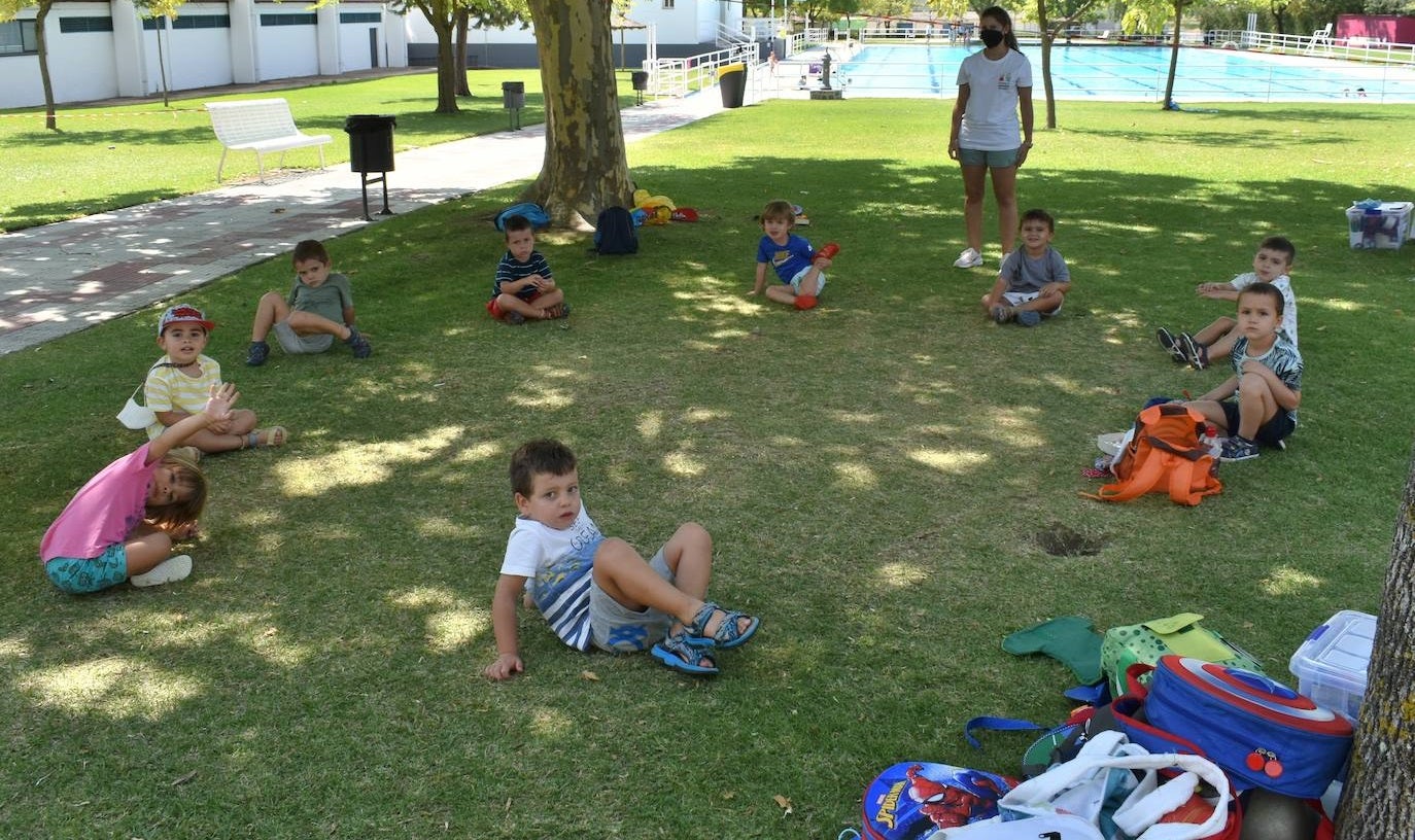 Los pequeños miajadeños disfrutan en la Escuela infantil de verano mientras conocen las fiestas de interés turístico regional mediante juegos, manualidades y bailes. 