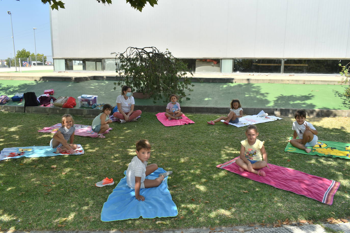 Los pequeños miajadeños disfrutan en la Escuela infantil de verano mientras conocen las fiestas de interés turístico regional mediante juegos, manualidades y bailes. 