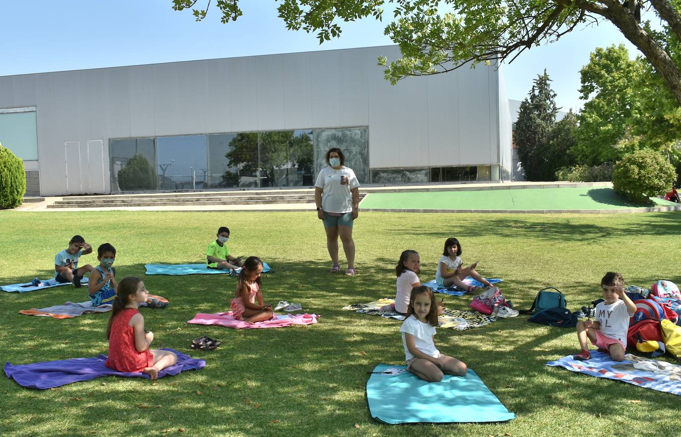 Los pequeños miajadeños disfrutan en la Escuela infantil de verano mientras conocen las fiestas de interés turístico regional mediante juegos, manualidades y bailes. 