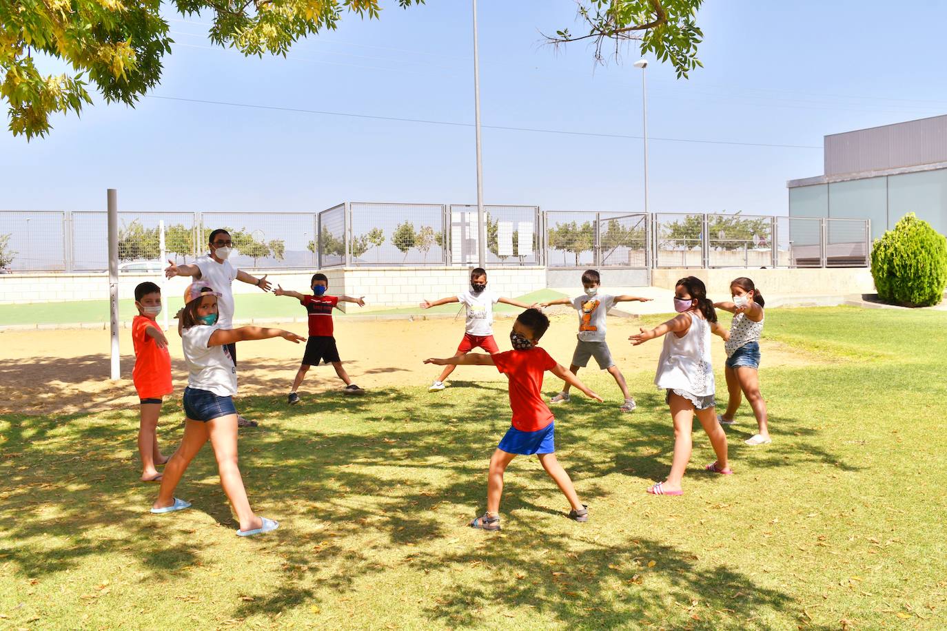 Los pequeños miajadeños disfrutan en la Escuela infantil de verano mientras conocen las fiestas de interés turístico regional mediante juegos, manualidades y bailes. 