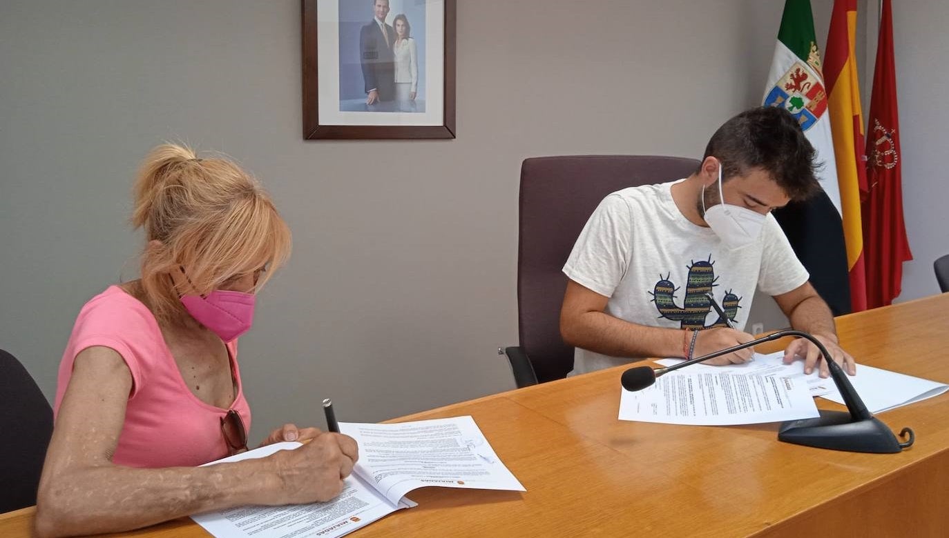 Firma del convenio por parte de Mª Soledad Díaz, presidenta de AMIDEA, y el concejal Jesús Sánchez 