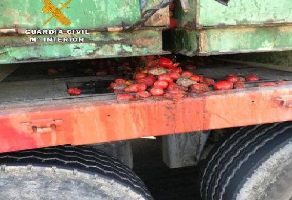 Estado de las cubas y los tomates transportados por el camión interceptado 