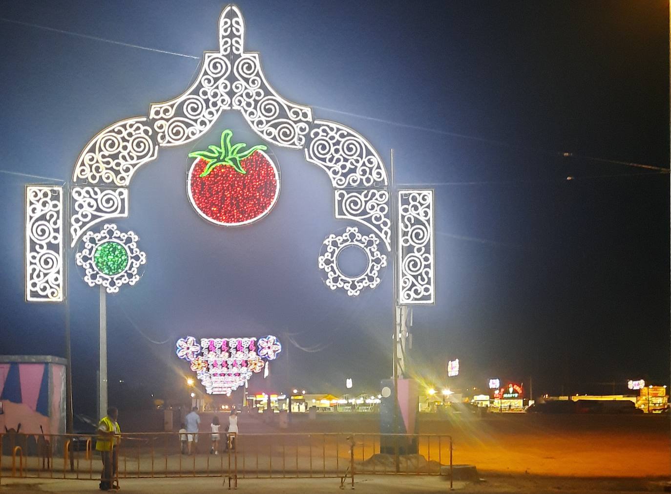 Sin verbena, sin pregón de fiestas, sin feria de día, sin fuegos artificiales, sin día de peñas,... Pero con atracciones en el ferial, puestecillos, terrazas de hamburgueserías ambulantes y, sobre todo, con ilusión, aunque acompañada de precaución y medidas de seguridad. Así se resumen las Fiestas de agosto 2021 en Miajadas. 