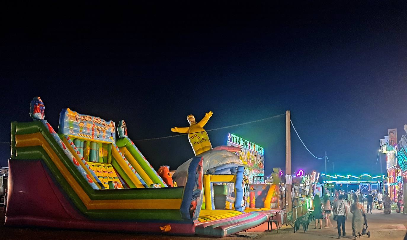 Sin verbena, sin pregón de fiestas, sin feria de día, sin fuegos artificiales, sin día de peñas,... Pero con atracciones en el ferial, puestecillos, terrazas de hamburgueserías ambulantes y, sobre todo, con ilusión, aunque acompañada de precaución y medidas de seguridad. Así se resumen las Fiestas de agosto 2021 en Miajadas. 