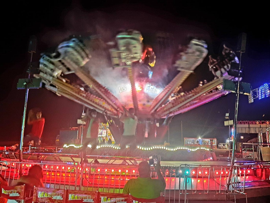 Sin verbena, sin pregón de fiestas, sin feria de día, sin fuegos artificiales, sin día de peñas,... Pero con atracciones en el ferial, puestecillos, terrazas de hamburgueserías ambulantes y, sobre todo, con ilusión, aunque acompañada de precaución y medidas de seguridad. Así se resumen las Fiestas de agosto 2021 en Miajadas. 