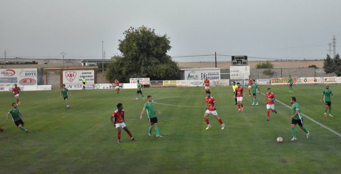 Primera parte del partido entre el Miajadas y el Cacereño 