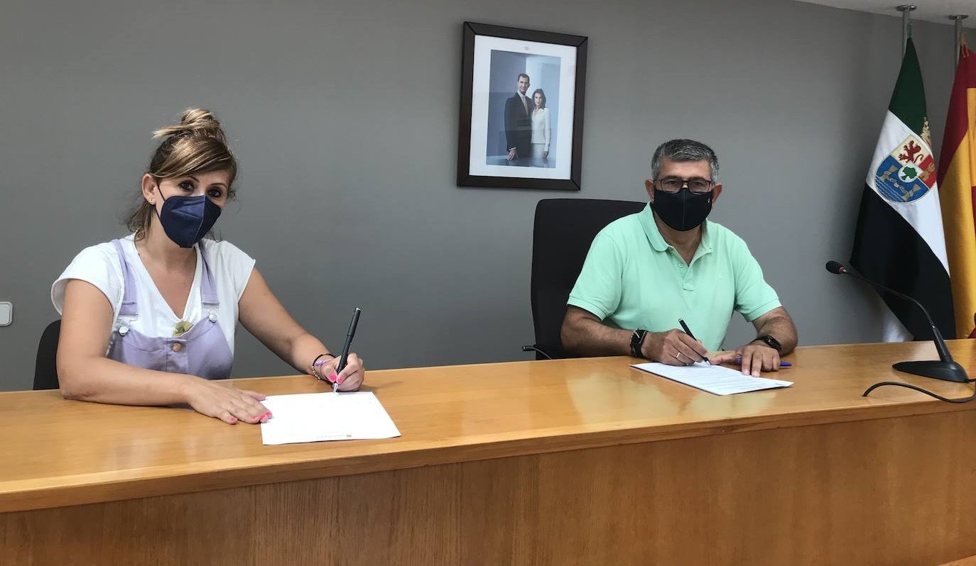 Firma entre Raquel Sánchez, como presidenta de Acomic, y Antonio Díaz, alcalde de Miajadas 