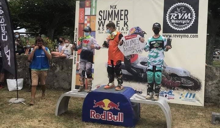 Samuel Tapia (derecha) en el pódium de la Summer Week de Asturias 