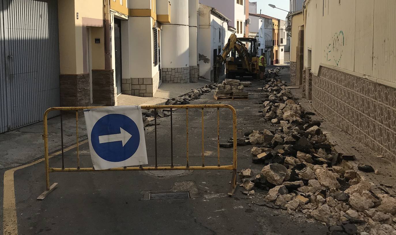 Obras de la futura plataforma única en la calle Cilla de Miajadas 