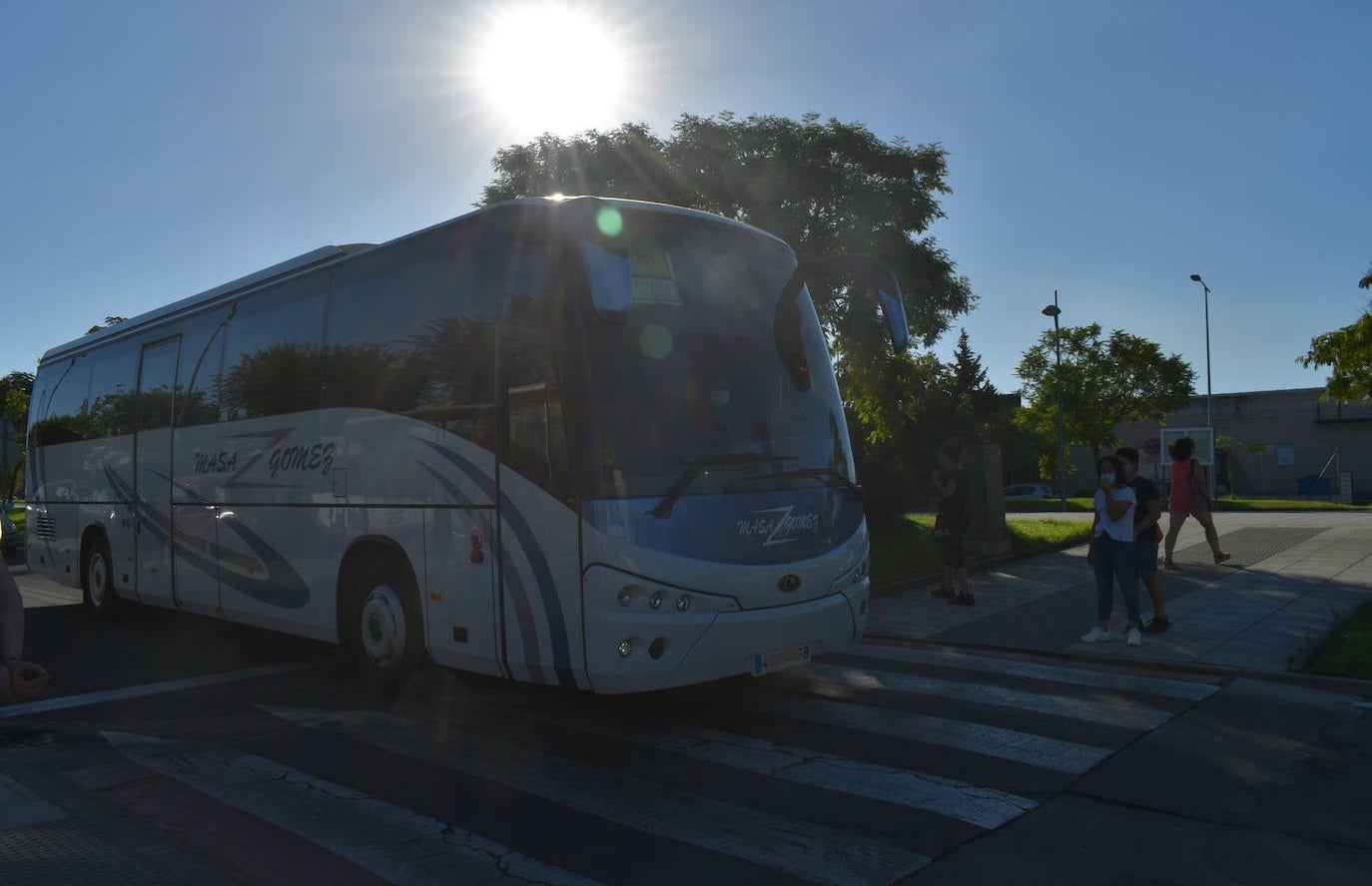Autobús a su paso por el IES Gonzalo Torrente Ballester de Miajadas 