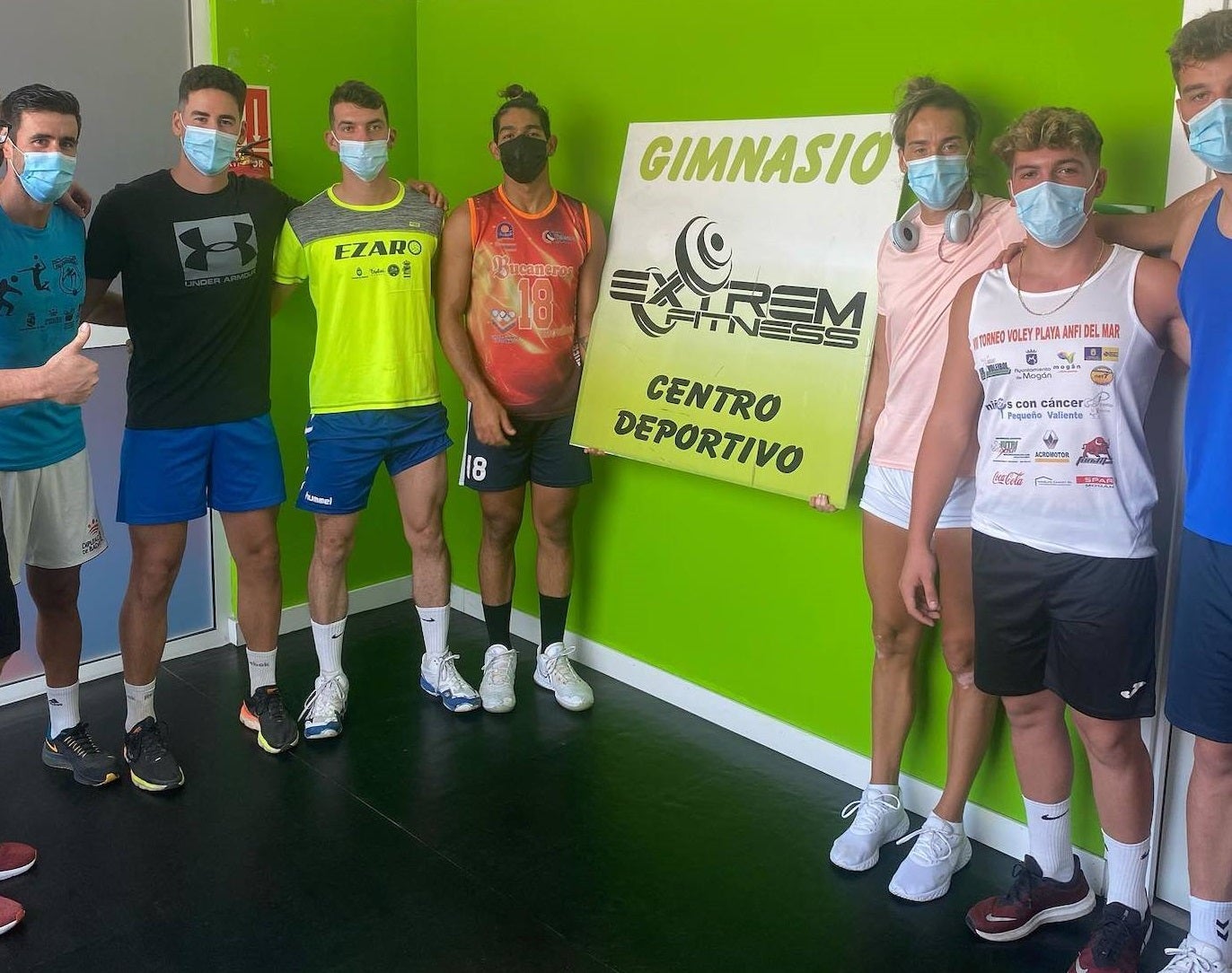 El equpo posa tras la sesión en el gimnasio 