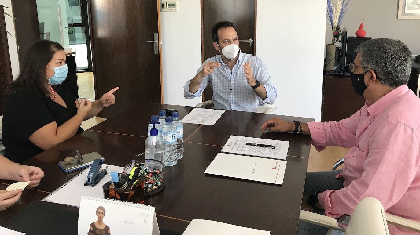 (Dcha. a izquierda) Antonio Díaz, alcalde de Miajadas, y José Manuel Cercas, presidente de FEXAS acompañado de su intérprete 