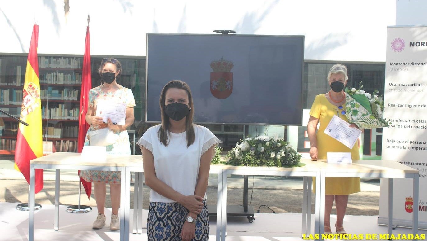 Juana María Javier Bravo y Catalina Tello reciben sus premios de manos de Gloria Esteban 