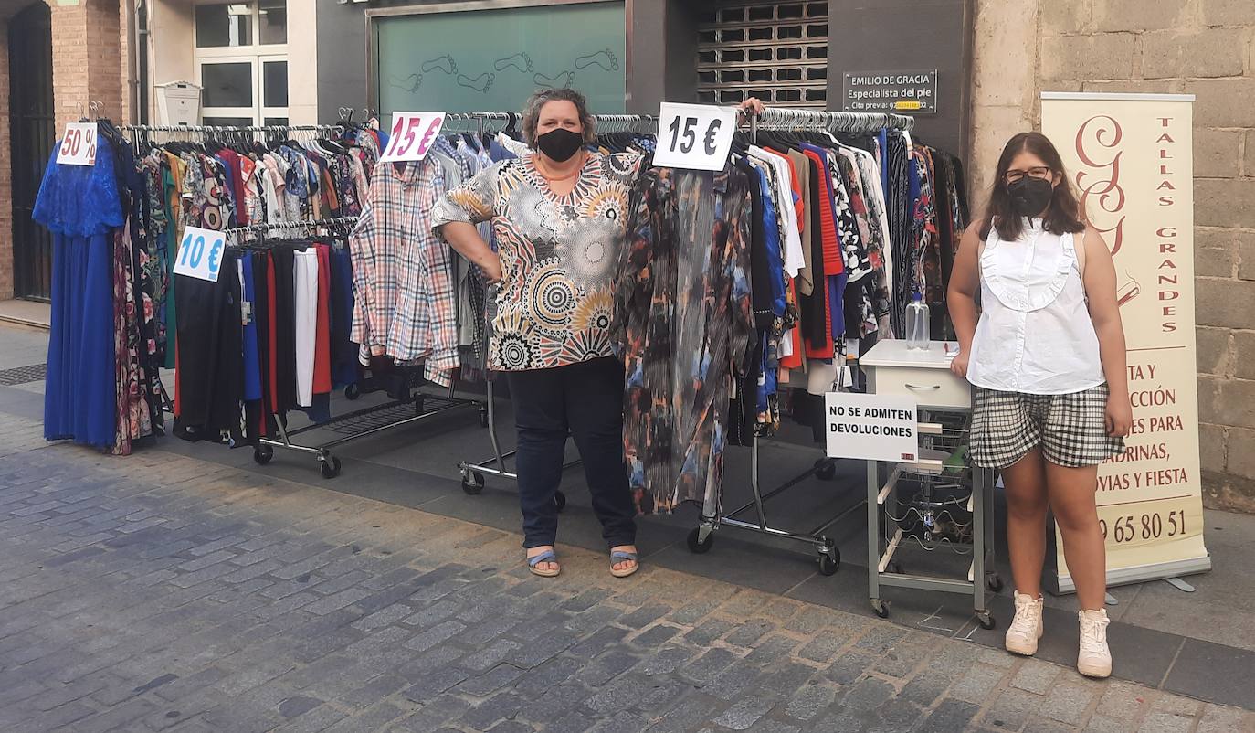 Vecinos y visitantes han vuelto a disfrutar de la iniciativa miajadeña 'El comercio sale a la calle', impulsada por ACOMIC. Pequeños empresarios de la localidad pusieron sus stands a lo largo de la avenida Trujillo y ofrecieron gran variedad de productos a precios de liquidación. Los clientes pudieron comprar a buenos precios y los comerciantes pudieron sacar stocks para poder hacer sitio a la nueva temporada. La actividad estuvo controlada en todo momento por Policía Local y Protección Civil. 