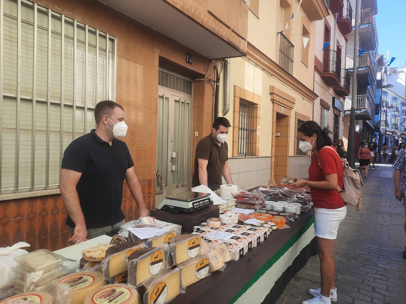 Vecinos y visitantes han vuelto a disfrutar de la iniciativa miajadeña 'El comercio sale a la calle', impulsada por ACOMIC. Pequeños empresarios de la localidad pusieron sus stands a lo largo de la avenida Trujillo y ofrecieron gran variedad de productos a precios de liquidación. Los clientes pudieron comprar a buenos precios y los comerciantes pudieron sacar stocks para poder hacer sitio a la nueva temporada. La actividad estuvo controlada en todo momento por Policía Local y Protección Civil. 
