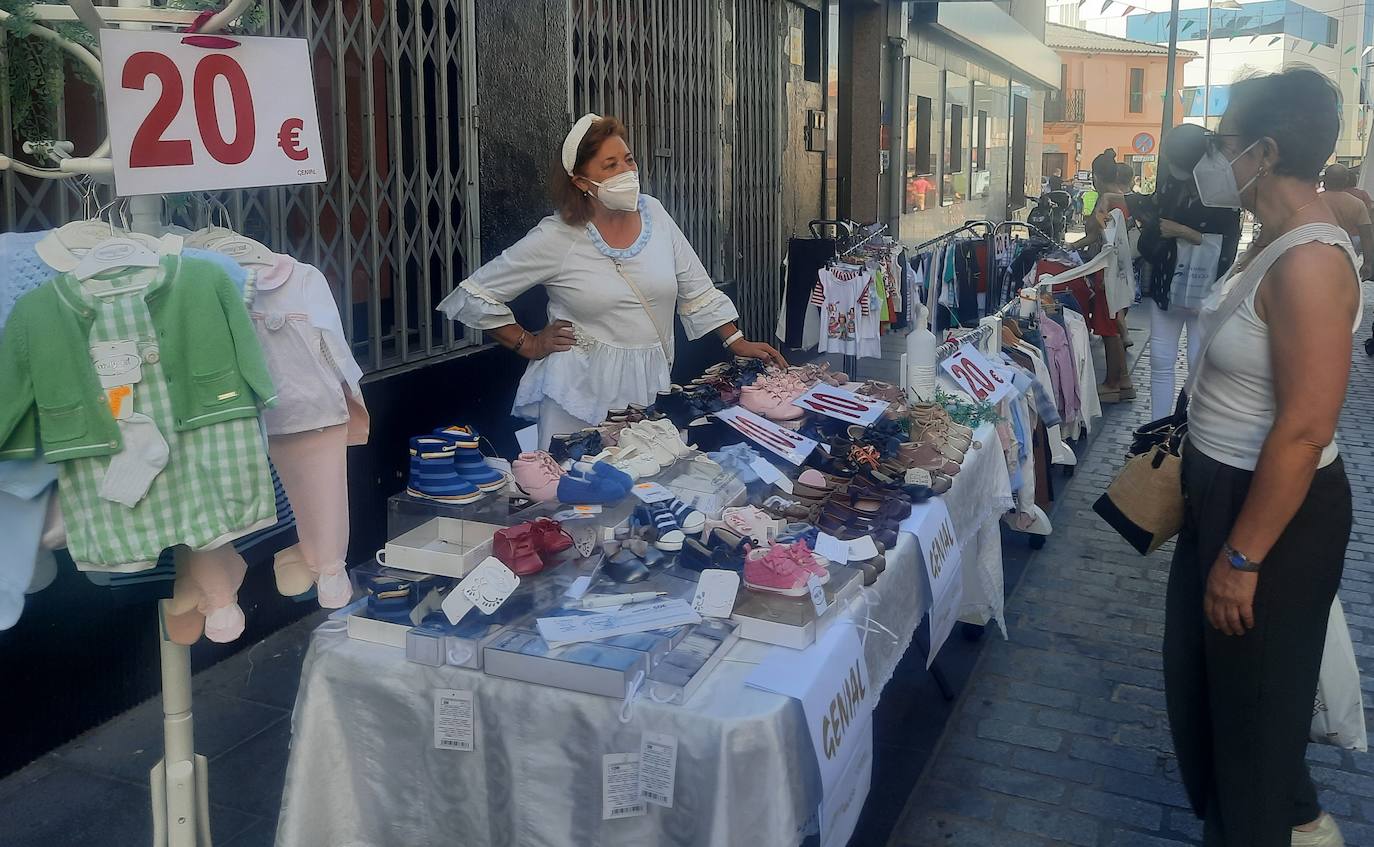 Vecinos y visitantes han vuelto a disfrutar de la iniciativa miajadeña 'El comercio sale a la calle', impulsada por ACOMIC. Pequeños empresarios de la localidad pusieron sus stands a lo largo de la avenida Trujillo y ofrecieron gran variedad de productos a precios de liquidación. Los clientes pudieron comprar a buenos precios y los comerciantes pudieron sacar stocks para poder hacer sitio a la nueva temporada. La actividad estuvo controlada en todo momento por Policía Local y Protección Civil. 