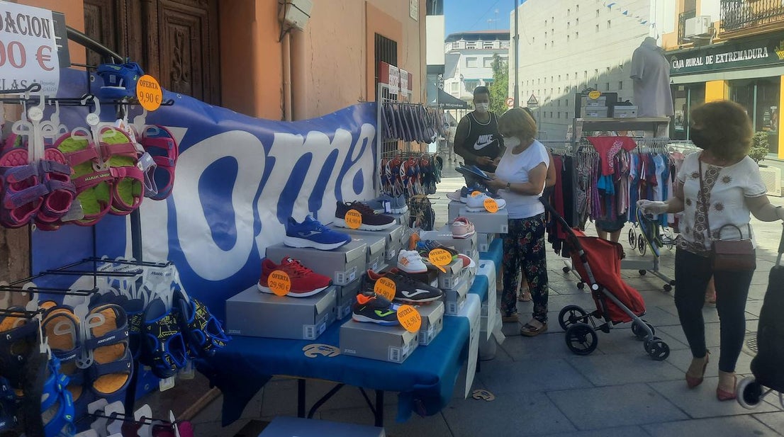 Vecinos y visitantes han vuelto a disfrutar de la iniciativa miajadeña 'El comercio sale a la calle', impulsada por ACOMIC. Pequeños empresarios de la localidad pusieron sus stands a lo largo de la avenida Trujillo y ofrecieron gran variedad de productos a precios de liquidación. Los clientes pudieron comprar a buenos precios y los comerciantes pudieron sacar stocks para poder hacer sitio a la nueva temporada. La actividad estuvo controlada en todo momento por Policía Local y Protección Civil. 