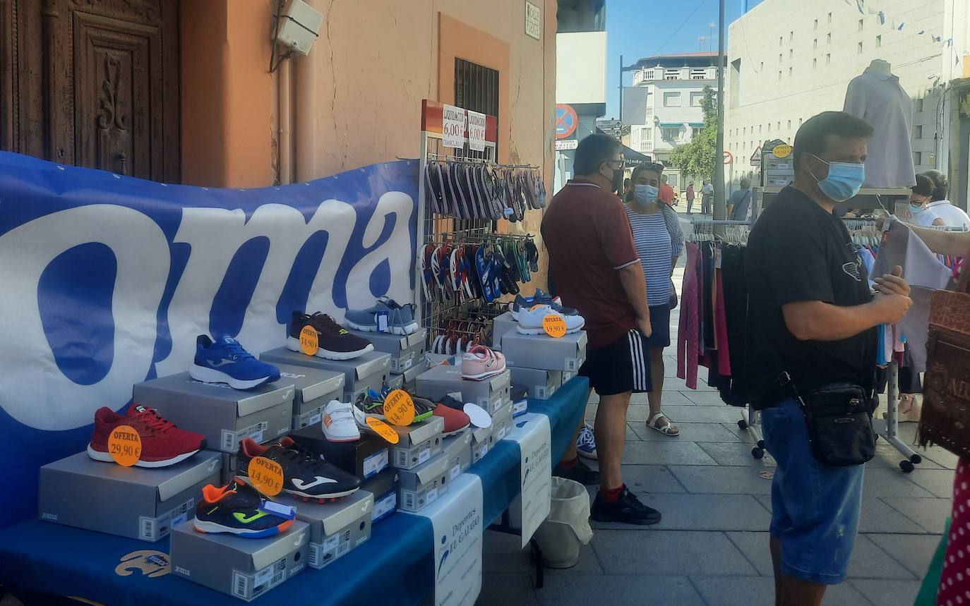 Vecinos y visitantes han vuelto a disfrutar de la iniciativa miajadeña 'El comercio sale a la calle', impulsada por ACOMIC. Pequeños empresarios de la localidad pusieron sus stands a lo largo de la avenida Trujillo y ofrecieron gran variedad de productos a precios de liquidación. Los clientes pudieron comprar a buenos precios y los comerciantes pudieron sacar stocks para poder hacer sitio a la nueva temporada. La actividad estuvo controlada en todo momento por Policía Local y Protección Civil. 