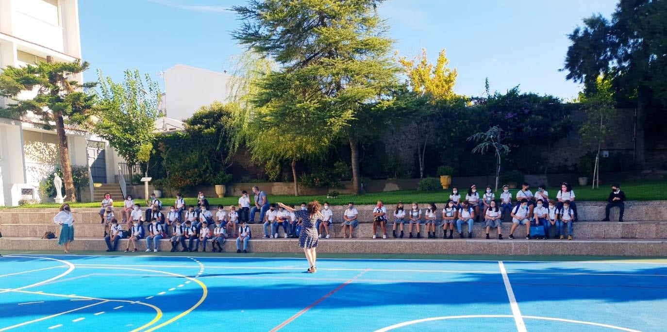 Presentación del nuevo curso en el patio del colegio Sagrado Corazón de Jesús y Mª Inmaculada de Miajadas 