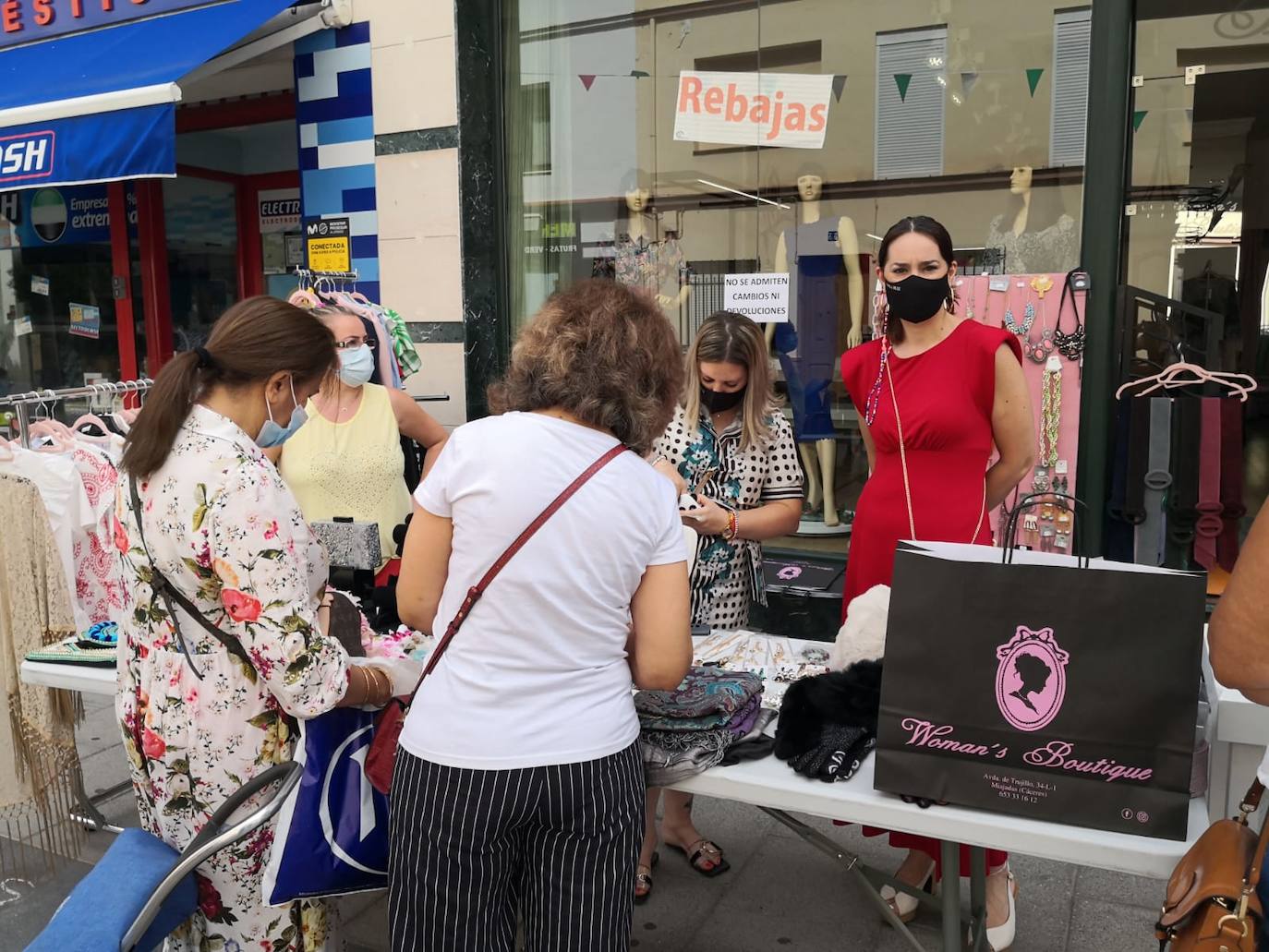 Vecinos y visitantes han vuelto a disfrutar de la iniciativa miajadeña 'El comercio sale a la calle', impulsada por ACOMIC. Pequeños empresarios de la localidad pusieron sus stands a lo largo de la avenida Trujillo y ofrecieron gran variedad de productos a precios de liquidación. Los clientes pudieron comprar a buenos precios y los comerciantes pudieron sacar stocks para poder hacer sitio a la nueva temporada. La actividad estuvo controlada en todo momento por Policía Local y Protección Civil. 