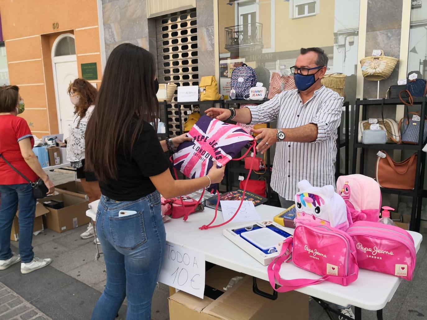 Vecinos y visitantes han vuelto a disfrutar de la iniciativa miajadeña 'El comercio sale a la calle', impulsada por ACOMIC. Pequeños empresarios de la localidad pusieron sus stands a lo largo de la avenida Trujillo y ofrecieron gran variedad de productos a precios de liquidación. Los clientes pudieron comprar a buenos precios y los comerciantes pudieron sacar stocks para poder hacer sitio a la nueva temporada. La actividad estuvo controlada en todo momento por Policía Local y Protección Civil. 