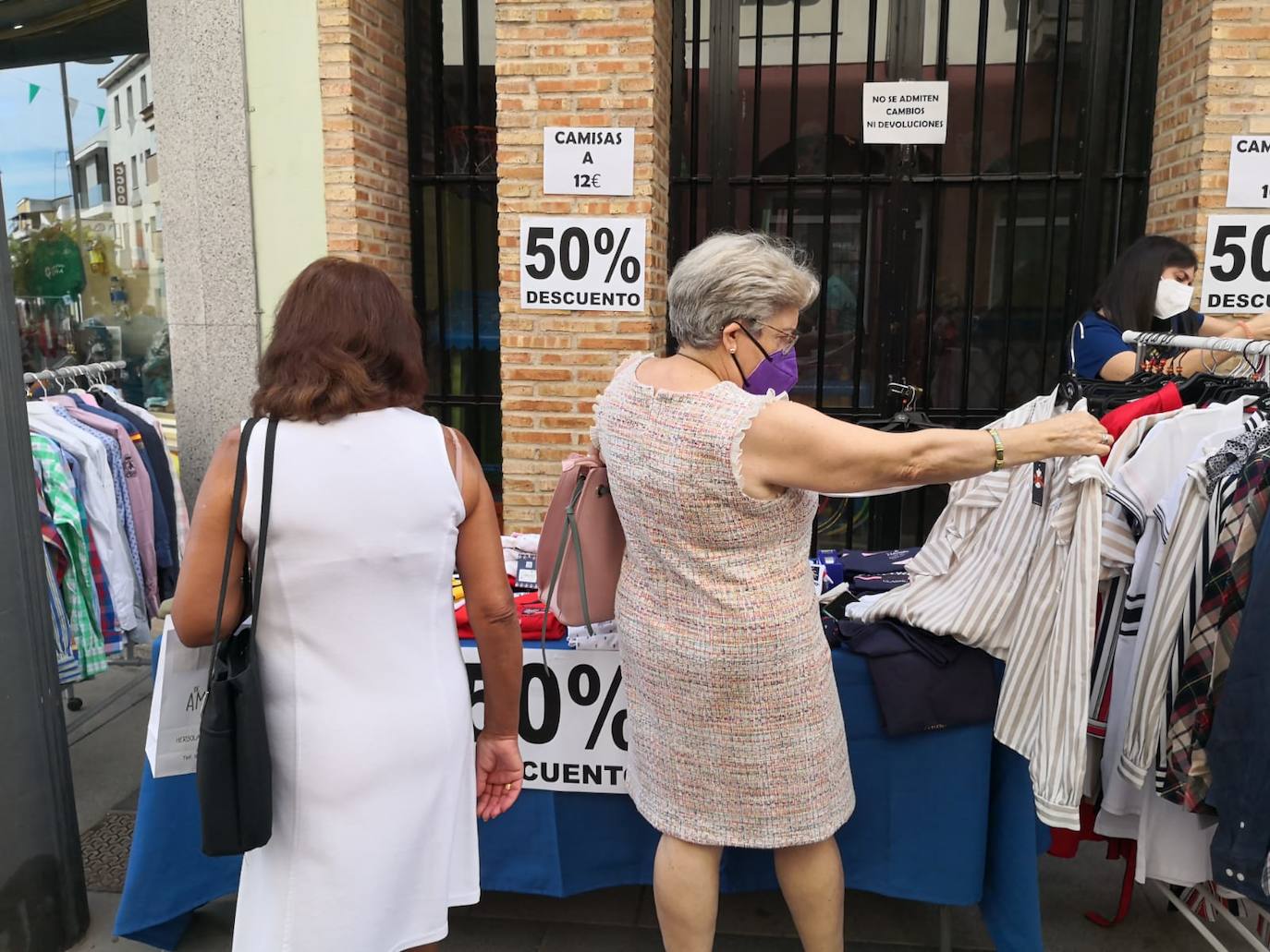 Vecinos y visitantes han vuelto a disfrutar de la iniciativa miajadeña 'El comercio sale a la calle', impulsada por ACOMIC. Pequeños empresarios de la localidad pusieron sus stands a lo largo de la avenida Trujillo y ofrecieron gran variedad de productos a precios de liquidación. Los clientes pudieron comprar a buenos precios y los comerciantes pudieron sacar stocks para poder hacer sitio a la nueva temporada. La actividad estuvo controlada en todo momento por Policía Local y Protección Civil. 