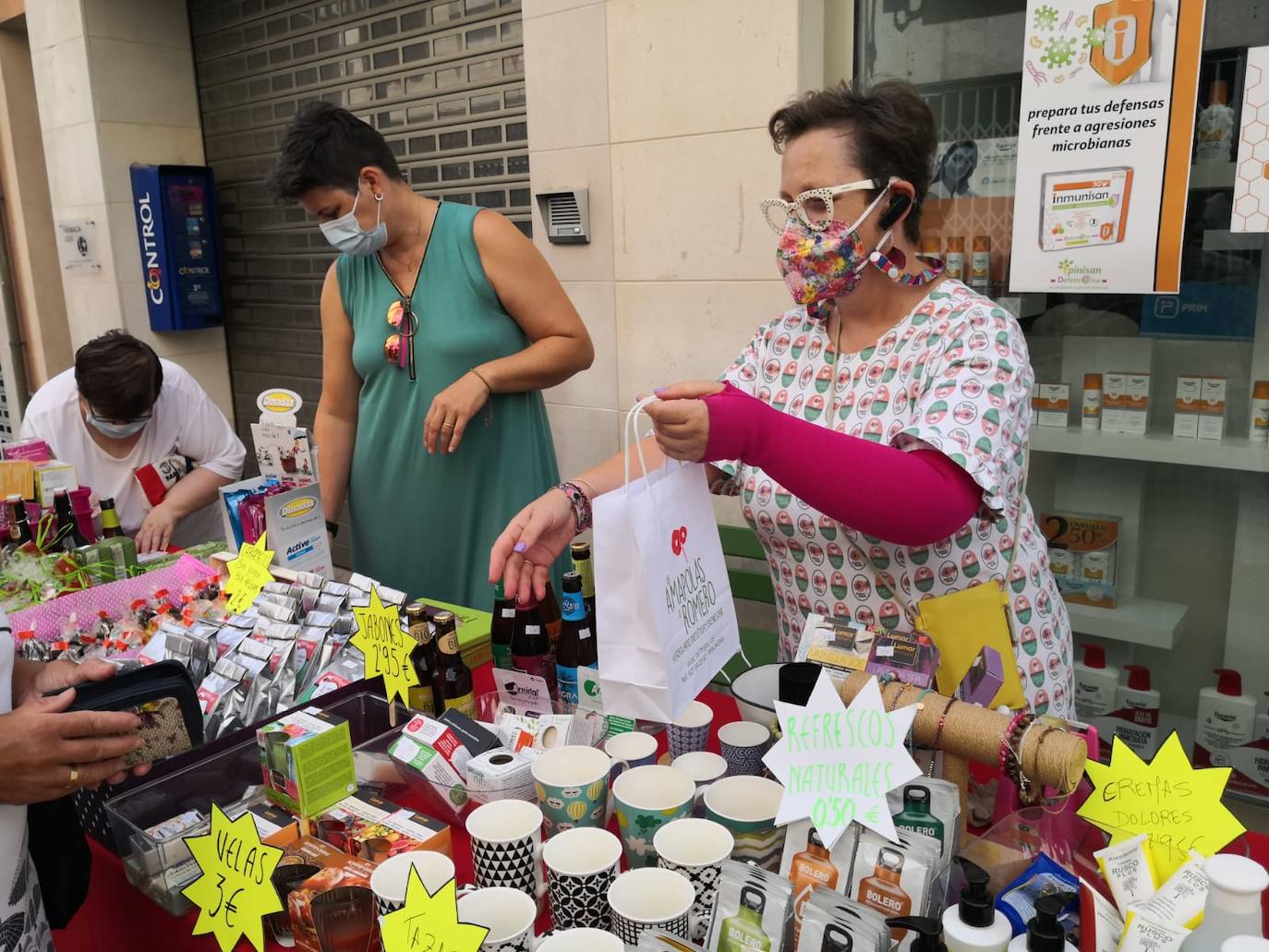 Vecinos y visitantes han vuelto a disfrutar de la iniciativa miajadeña 'El comercio sale a la calle', impulsada por ACOMIC. Pequeños empresarios de la localidad pusieron sus stands a lo largo de la avenida Trujillo y ofrecieron gran variedad de productos a precios de liquidación. Los clientes pudieron comprar a buenos precios y los comerciantes pudieron sacar stocks para poder hacer sitio a la nueva temporada. La actividad estuvo controlada en todo momento por Policía Local y Protección Civil. 