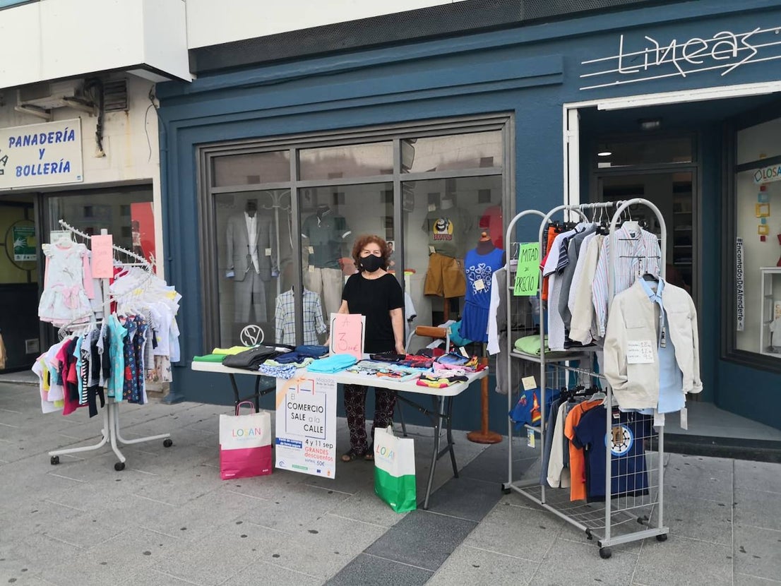 Vecinos y visitantes han vuelto a disfrutar de la iniciativa miajadeña 'El comercio sale a la calle', impulsada por ACOMIC. Pequeños empresarios de la localidad pusieron sus stands a lo largo de la avenida Trujillo y ofrecieron gran variedad de productos a precios de liquidación. Los clientes pudieron comprar a buenos precios y los comerciantes pudieron sacar stocks para poder hacer sitio a la nueva temporada. La actividad estuvo controlada en todo momento por Policía Local y Protección Civil. 