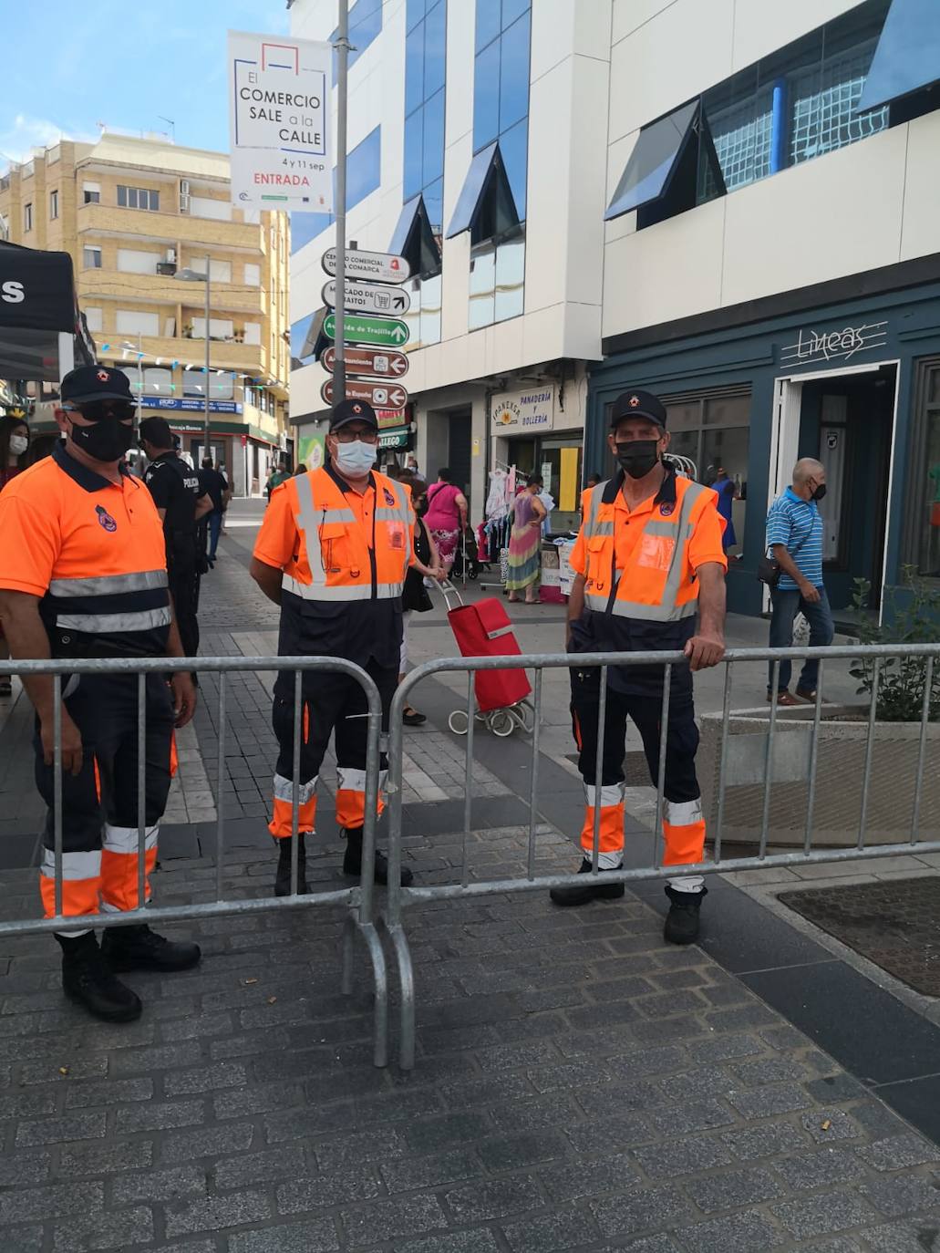 Vecinos y visitantes han vuelto a disfrutar de la iniciativa miajadeña 'El comercio sale a la calle', impulsada por ACOMIC. Pequeños empresarios de la localidad pusieron sus stands a lo largo de la avenida Trujillo y ofrecieron gran variedad de productos a precios de liquidación. Los clientes pudieron comprar a buenos precios y los comerciantes pudieron sacar stocks para poder hacer sitio a la nueva temporada. La actividad estuvo controlada en todo momento por Policía Local y Protección Civil. 
