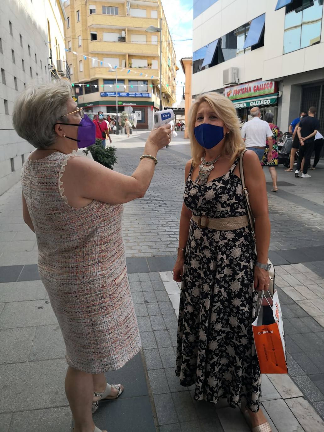 Vecinos y visitantes han vuelto a disfrutar de la iniciativa miajadeña 'El comercio sale a la calle', impulsada por ACOMIC. Pequeños empresarios de la localidad pusieron sus stands a lo largo de la avenida Trujillo y ofrecieron gran variedad de productos a precios de liquidación. Los clientes pudieron comprar a buenos precios y los comerciantes pudieron sacar stocks para poder hacer sitio a la nueva temporada. La actividad estuvo controlada en todo momento por Policía Local y Protección Civil. 