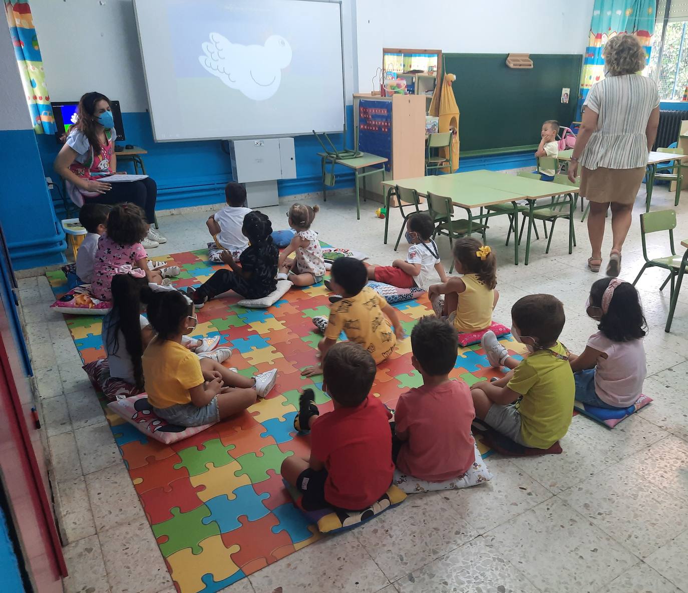 Los pequeños miajadeños han comenzado la vuelta al cole del nuevo curso 2021-22 con ilusión por reencontrarse con sus compañeros y profesores. Algunos aún con el chip de las vacaciones, pero con las mismas ganas de aprender. Un curso marcado de nuevo por las mascarillas, pero que hacen que sonrían con más ganas para reflejarlo en su mirdada. 