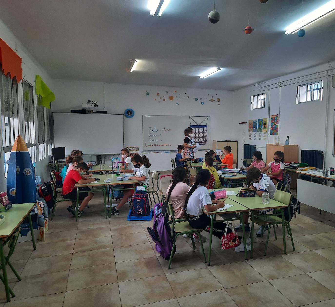 Los pequeños miajadeños han comenzado la vuelta al cole del nuevo curso 2021-22 con ilusión por reencontrarse con sus compañeros y profesores. Algunos aún con el chip de las vacaciones, pero con las mismas ganas de aprender. Un curso marcado de nuevo por las mascarillas, pero que hacen que sonrían con más ganas para reflejarlo en su mirdada. 