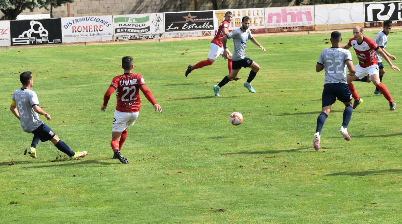 Encuentro de ida entre el Miajadas y el Diocesano en la temporada 2021-22, en el municipal miajadeño 
