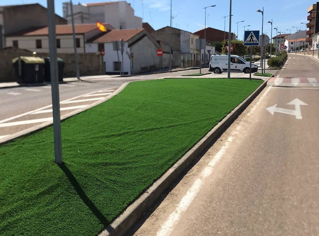 Una de las isletas de la avenida con nuevo césped artificial 
