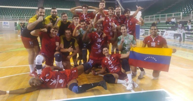 El Extremadura Grupo Laura Otero celebra como campeones del Trofeo Diputaciones 