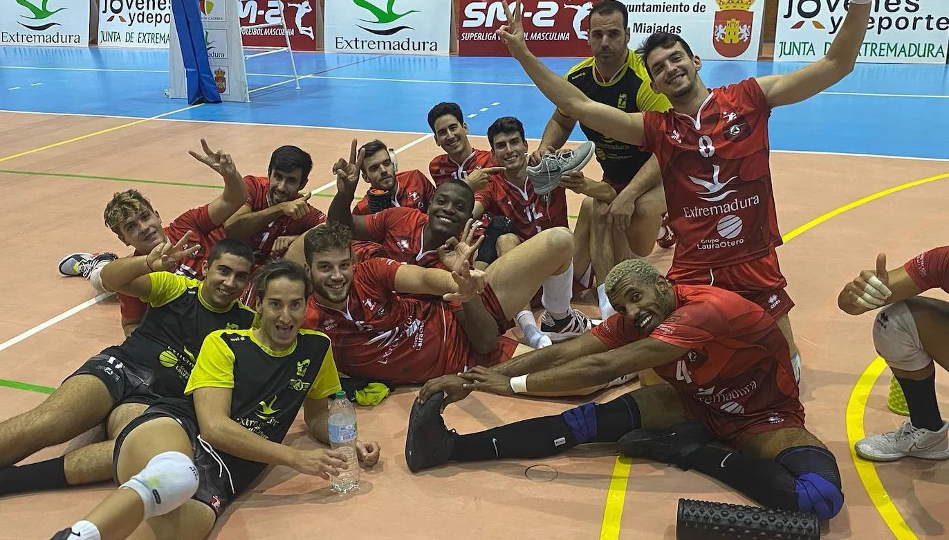 El equipo celebra su victoria en uno de los partidos de pretemporada en el pabellón miajadeño 