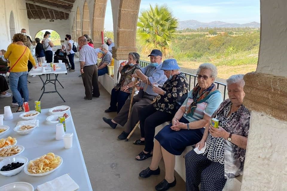 Los mayores de SMP durante el aperitivo en los portales de la ermita del Santo 