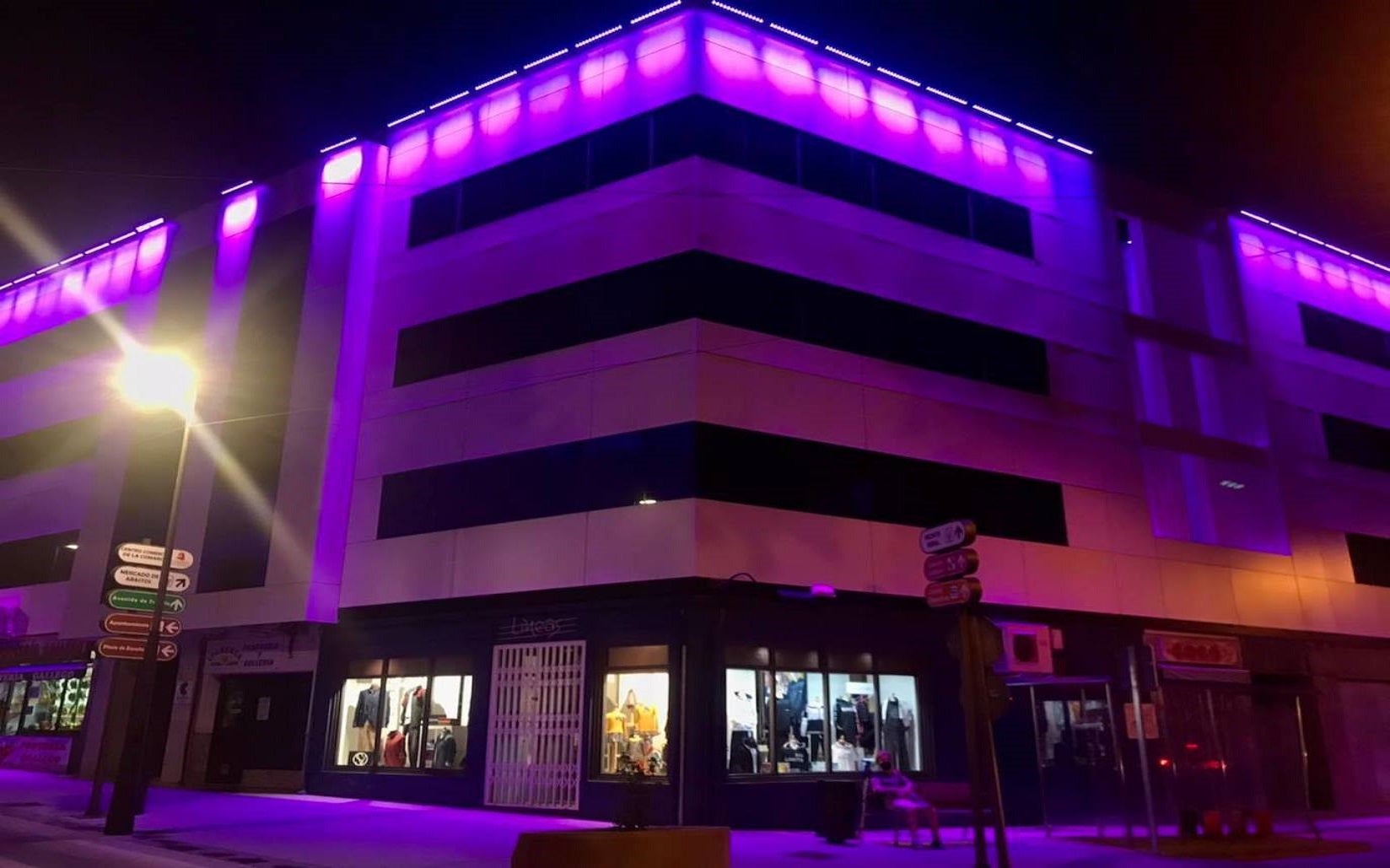 Edificio CET de Miajadas iluminado de rosa por el Día Mundial contra el Cáncer de Mama 
