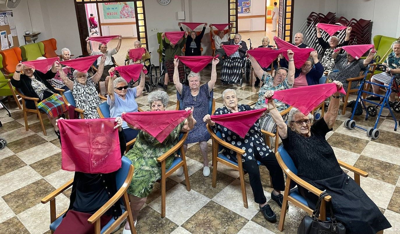 Los residentes de San Martín de Porres alzan los pañuelos rosas en señal de apoyo 