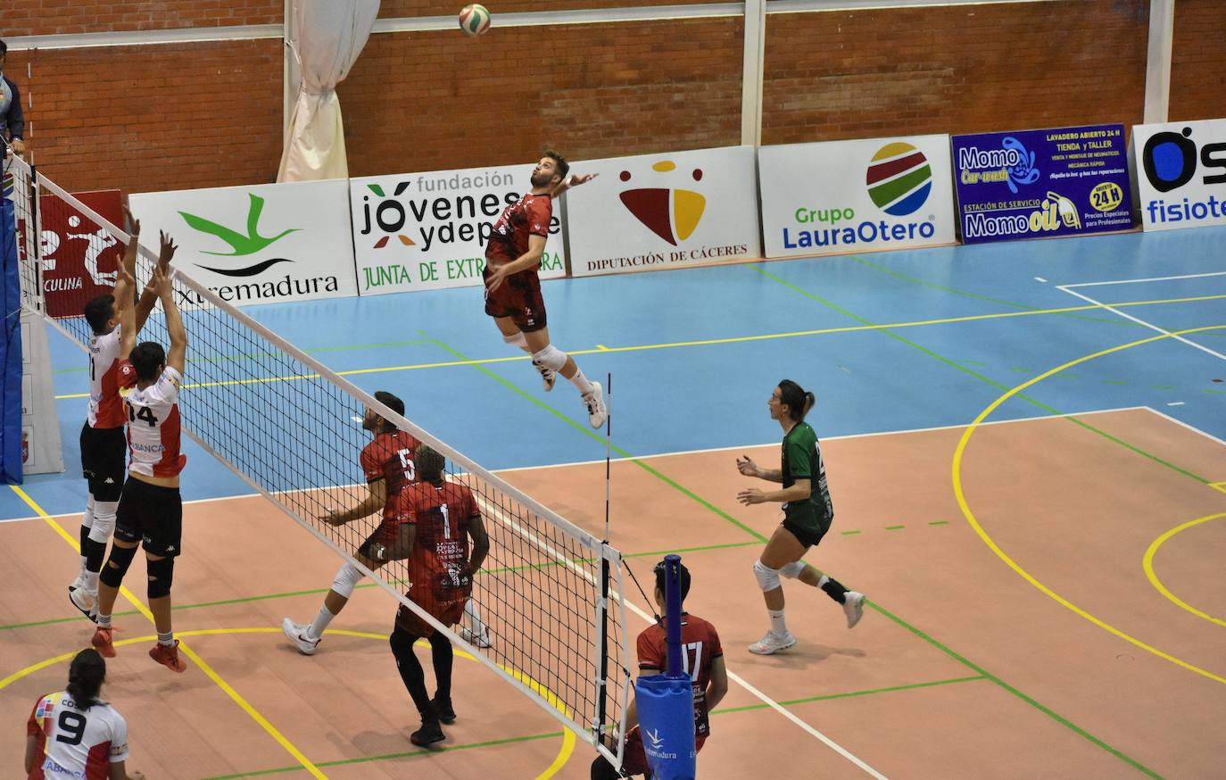 Remate de Javier García Taibo frente al Dumbría Voleibol 