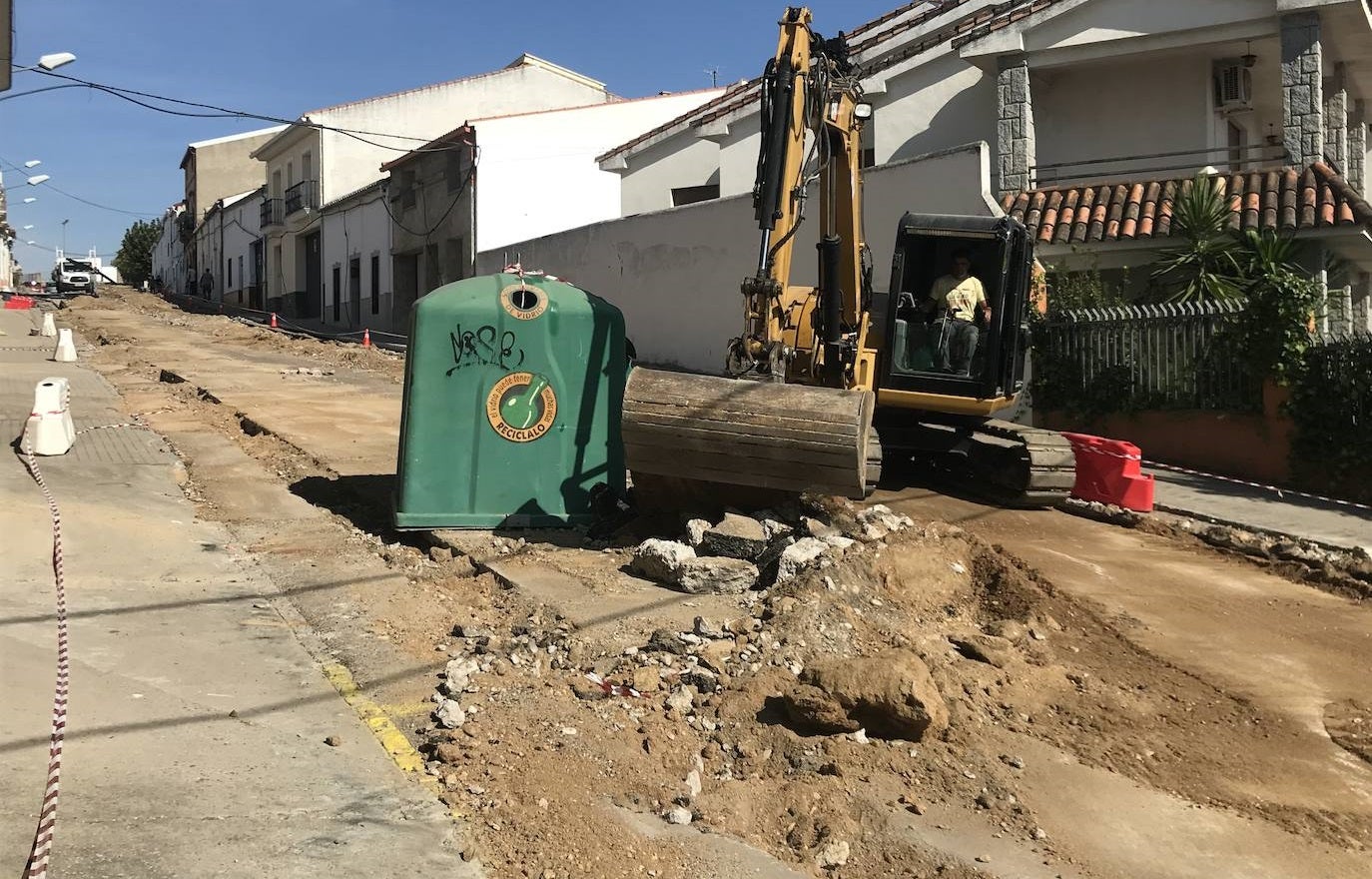 Obras en marcha para la sustitución de la tubería principal de abastecimiento de Miajadas 