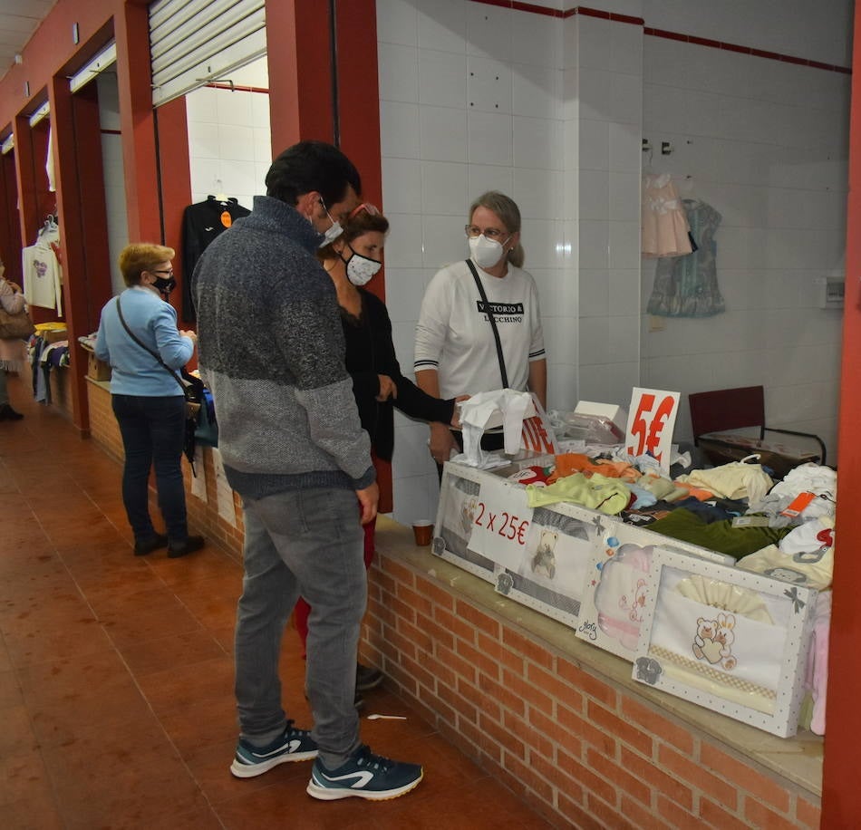 La Asociación de Comerciantes y Empresarios de Miajadas y Comarca celebró su II edición del 'Sábado de gangas de invierno' en el Mercado de Abastos. Tras no haber podido llevarla a cabo el pasado año debido a la pandemia, por fin han repetido el éxito de la primera edición de 2019. Los visitantes disfrutaron de precios de ganga en distintos productos y pudieron además contribuir a ayudar a los vecinos de 'La Palma' con un café solidario, así como entrar en el sorteo de una bicicleta. 
