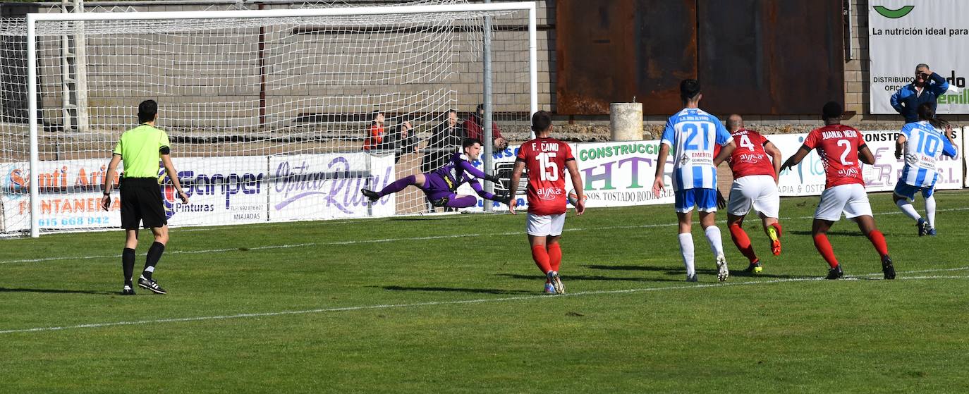 Parada de Rosiña en el penalti lanzado por Pelu 