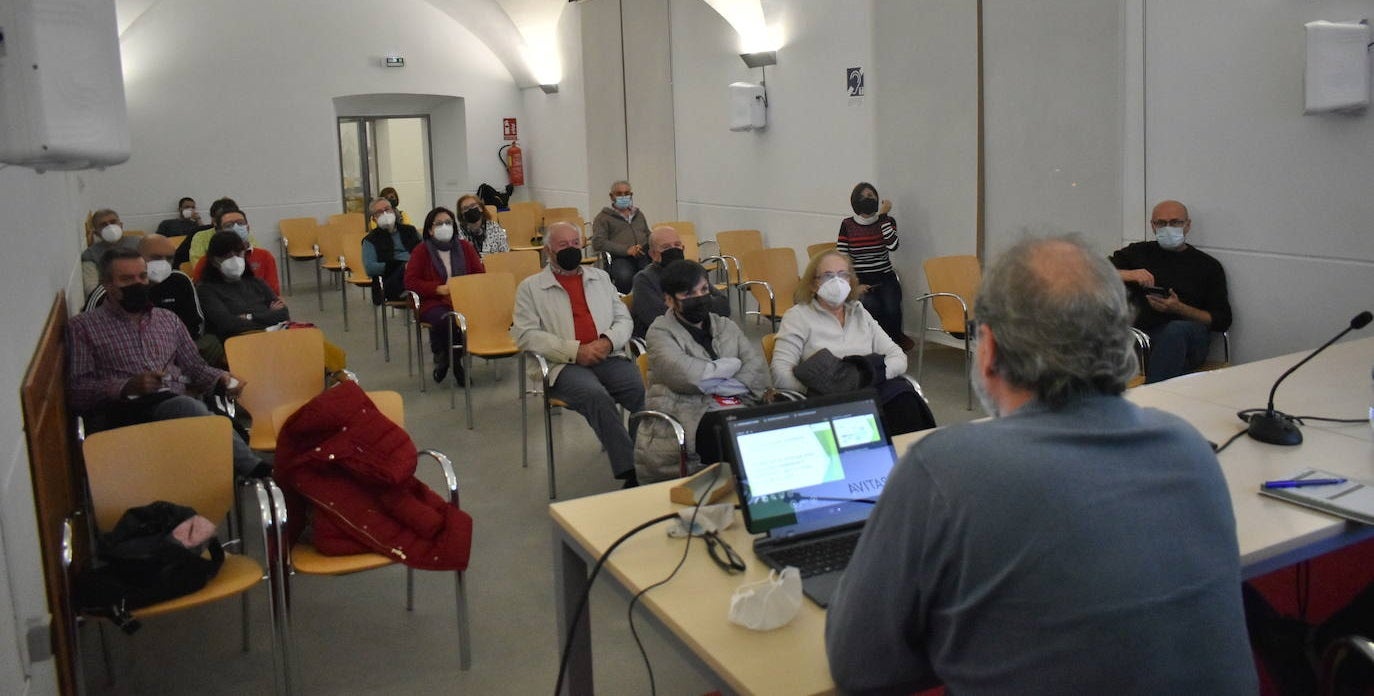 Charla impartida en el Palacio Obispo Solís de Miajadas por los representantes de las cooperativas 'Som Energía' y EnVerde' 
