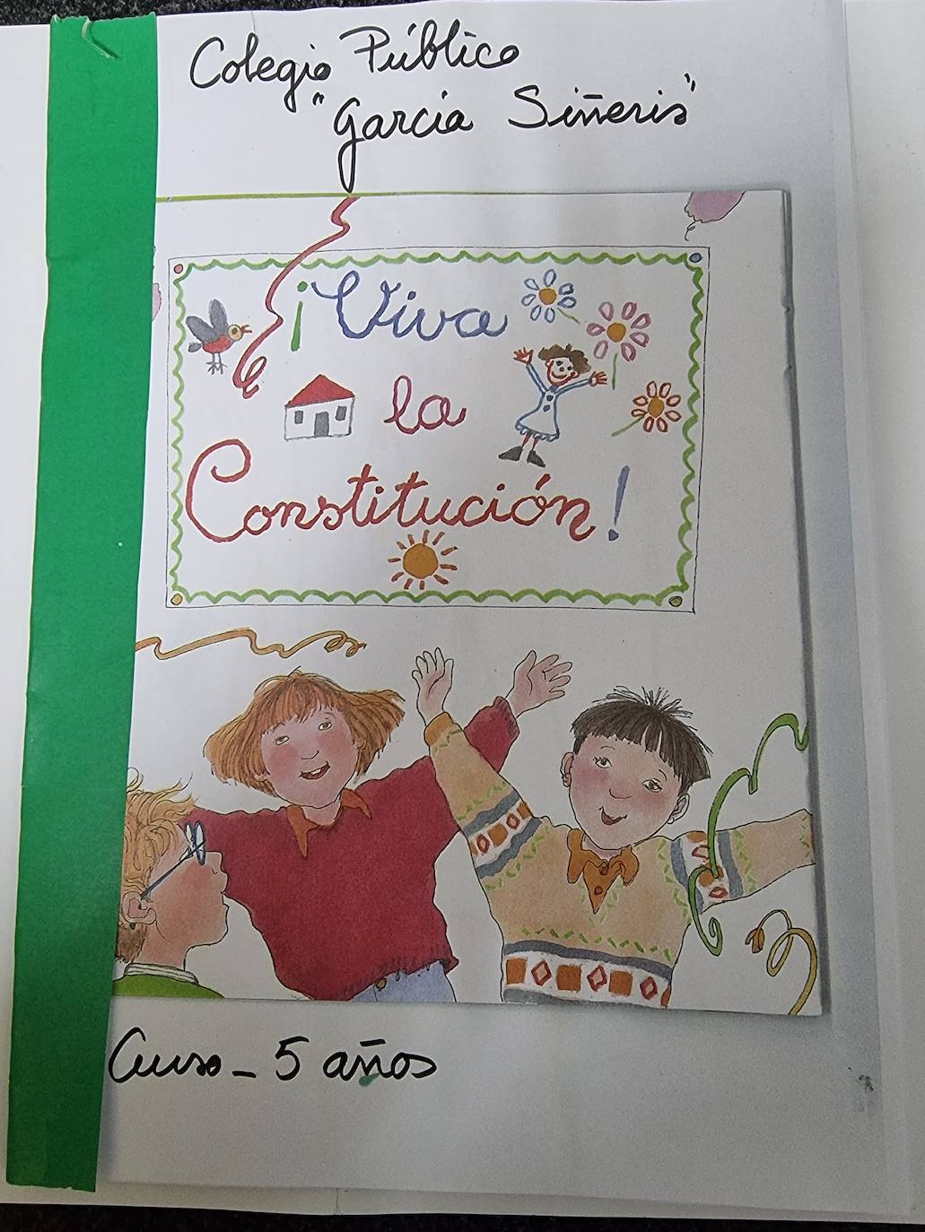 Libro de dibujos sobre la Constitución Española elaborado por los pequeños de 5 años y que regalaron al Ayuntamiento 