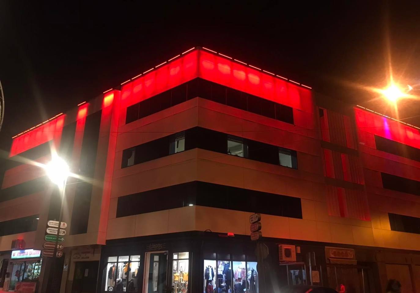 Edificio CET de Miajadas iluminado de rojo por el Dïa Internacional del Voluntariado 