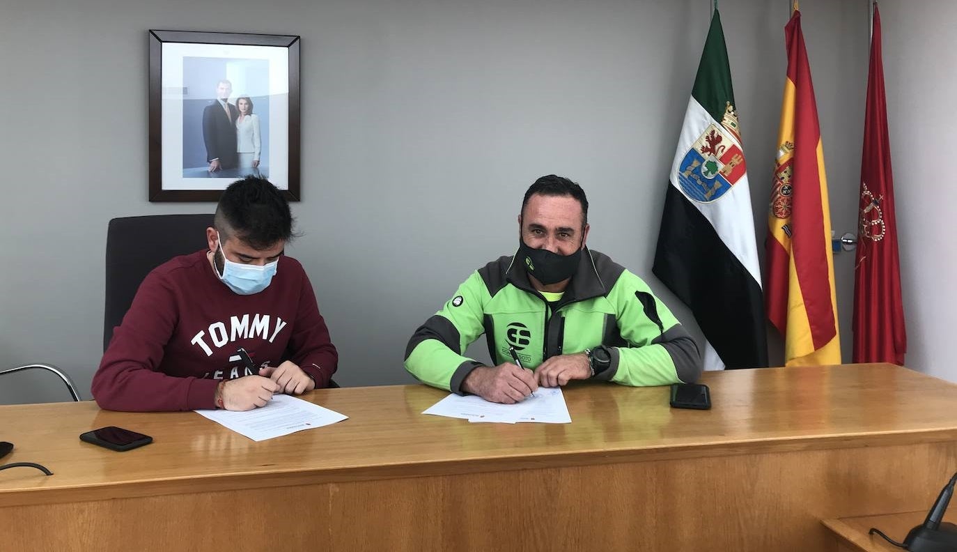 (Izq. a dcha) Jesús Sánchez Rollizo, Concejal de Deportes del Ayuntamiento, y Matías Soto Mayoral, Presidente del Club Ciclista Miajadas 