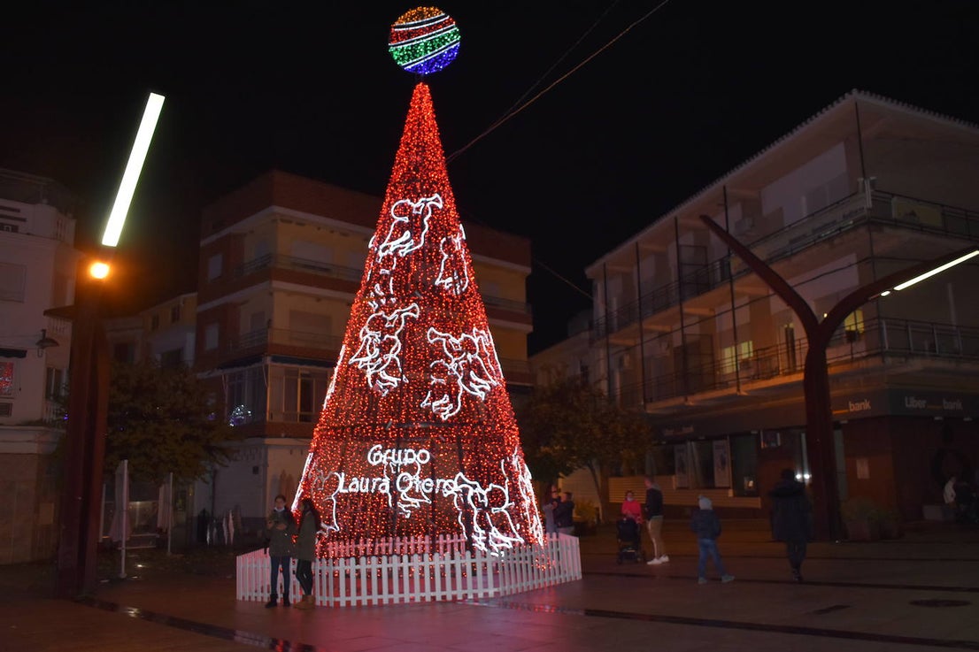 La magia de la Navidad ha llegado ya a Miajadas en forma de luz para iluminar la localidad. Estrellas, ángeles, copos de nieve, y el tradicional gran árbol ya ocupan sus calles para el deleite de vecinos y visitantes, que pueden pasear mientras disfrutan de esta época diferente y especial que, aunque no nos demos cuenta, siempre trae un poco de magia. 