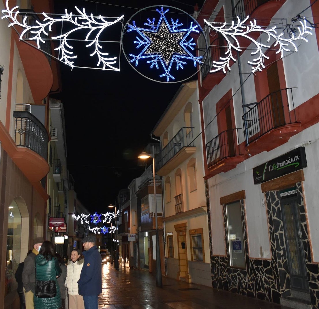 La magia de la Navidad ha llegado ya a Miajadas en forma de luz para iluminar la localidad. Estrellas, ángeles, copos de nieve, y el tradicional gran árbol ya ocupan sus calles para el deleite de vecinos y visitantes, que pueden pasear mientras disfrutan de esta época diferente y especial que, aunque no nos demos cuenta, siempre trae un poco de magia. 